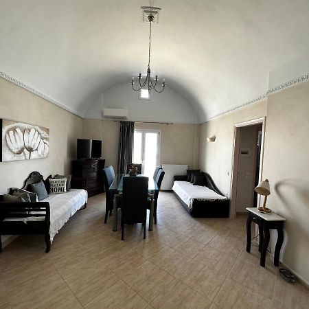 Veldi Art - Kamari Beach Apartment Fira  Eksteriør billede