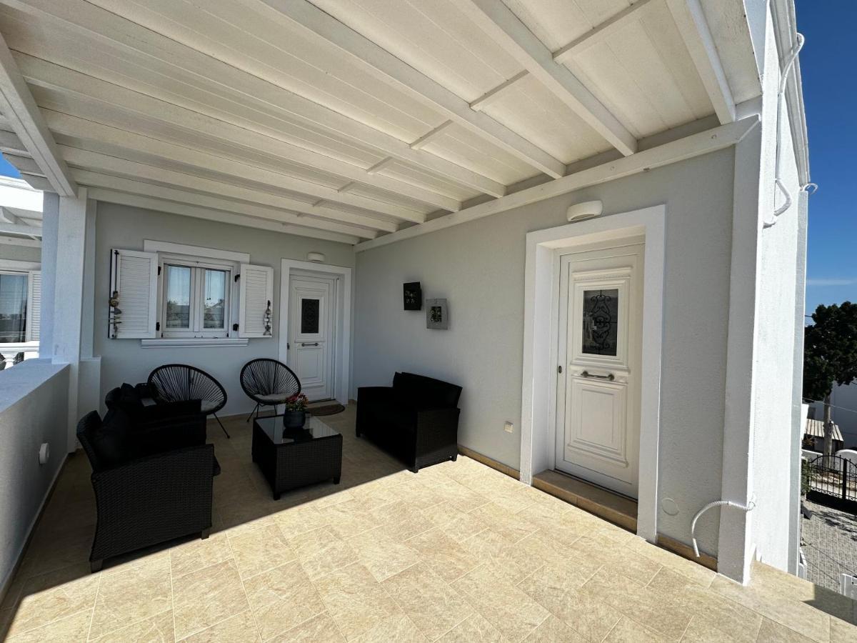 Veldi Art - Kamari Beach Apartment Fira  Eksteriør billede