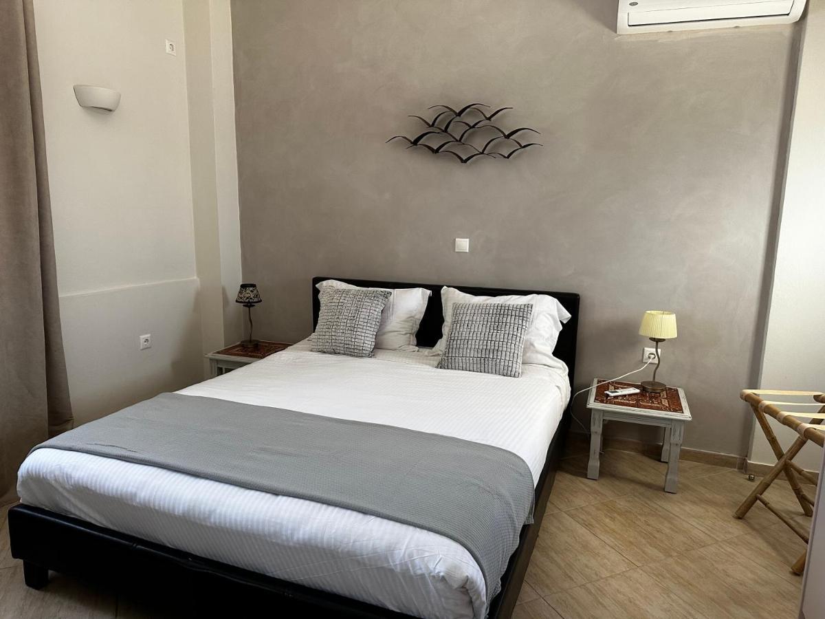 Veldi Art - Kamari Beach Apartment Fira  Eksteriør billede