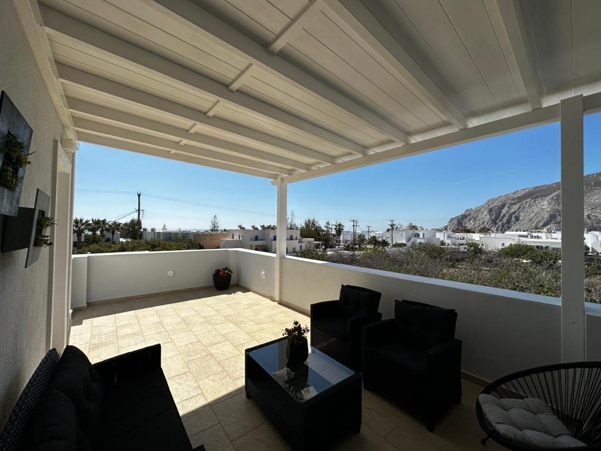 Veldi Art - Kamari Beach Apartment Fira  Eksteriør billede