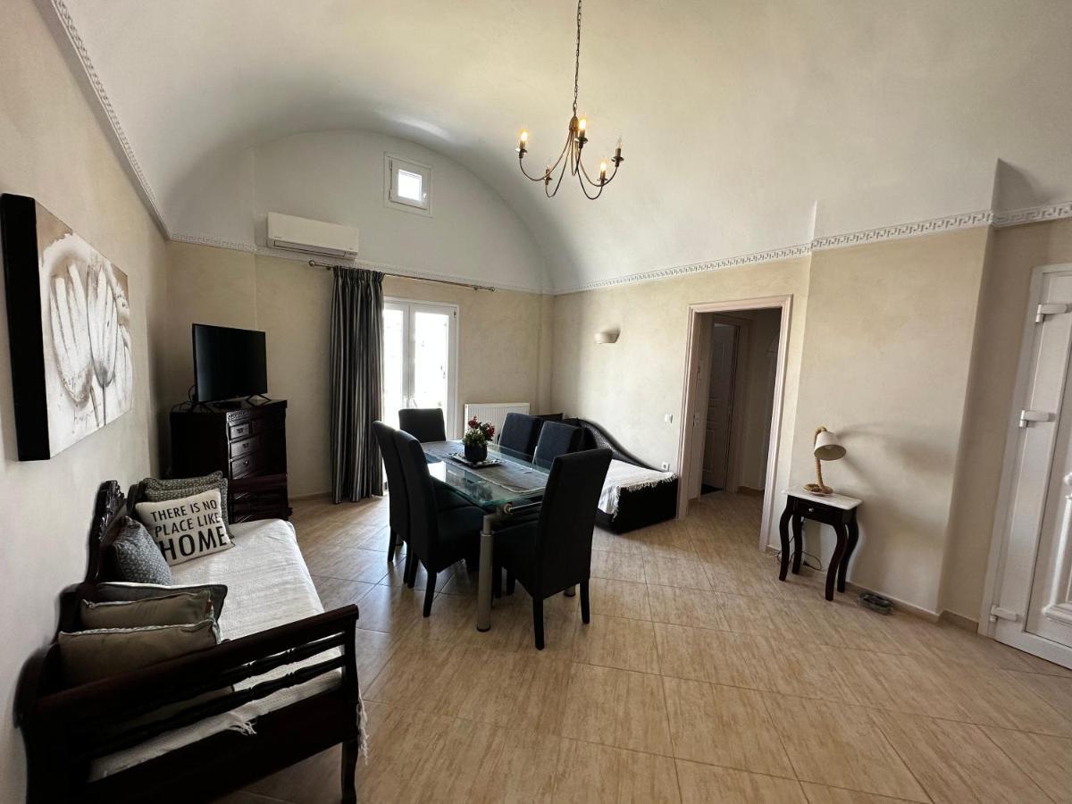 Veldi Art - Kamari Beach Apartment Fira  Eksteriør billede