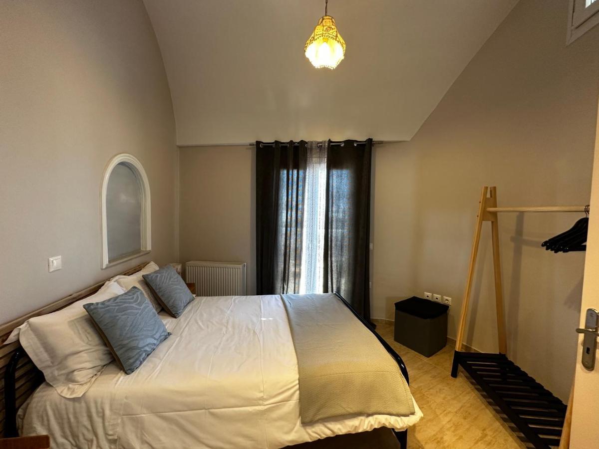 Veldi Art - Kamari Beach Apartment Fira  Eksteriør billede