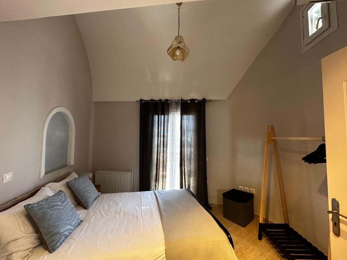 Veldi Art - Kamari Beach Apartment Fira  Eksteriør billede