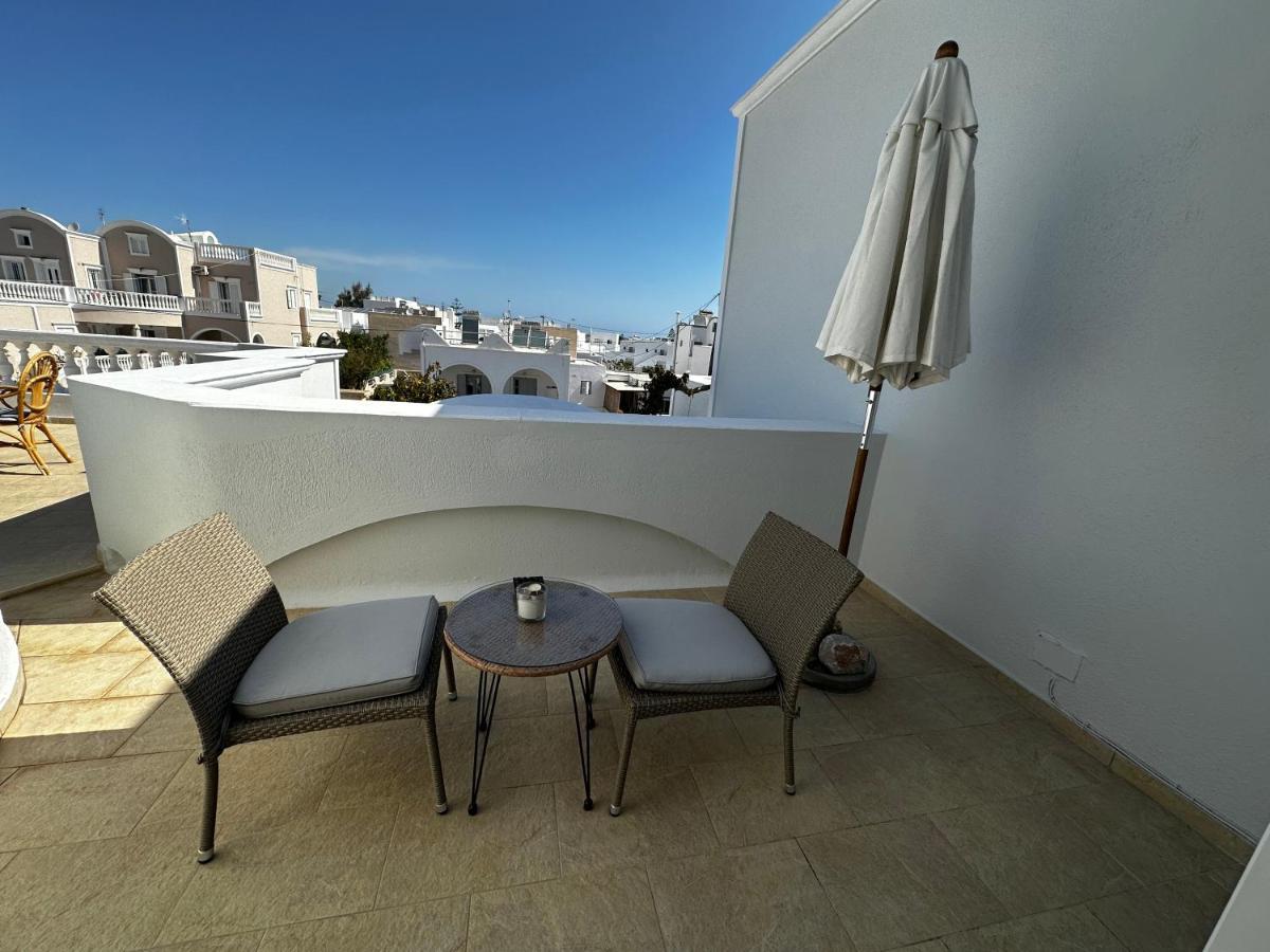 Veldi Art - Kamari Beach Apartment Fira  Eksteriør billede