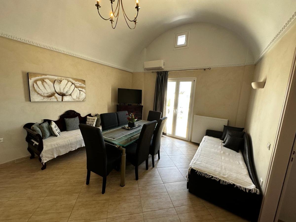 Veldi Art - Kamari Beach Apartment Fira  Eksteriør billede