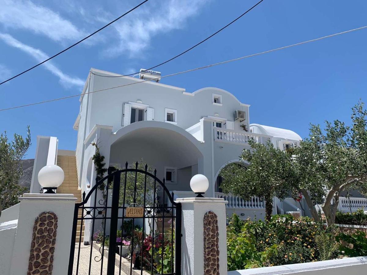 Veldi Art - Kamari Beach Apartment Fira  Eksteriør billede