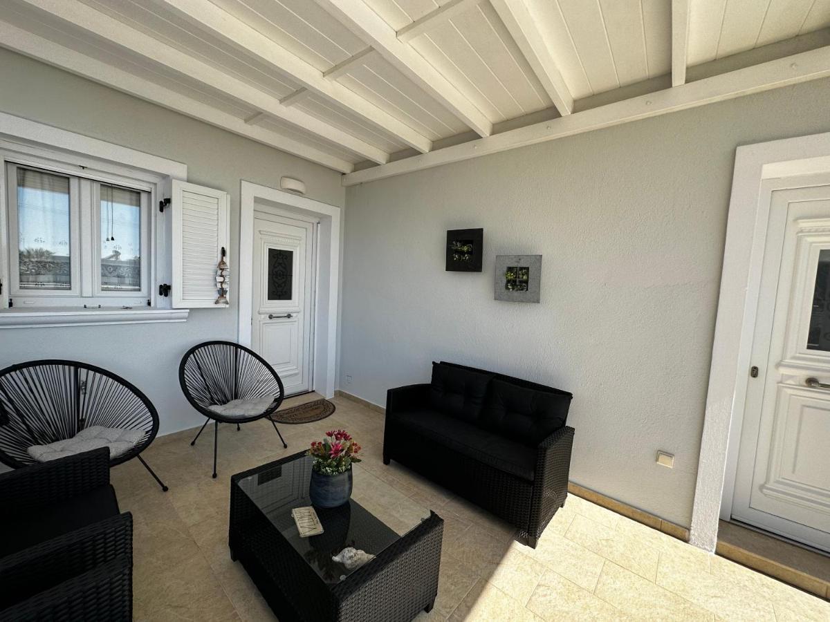 Veldi Art - Kamari Beach Apartment Fira  Eksteriør billede