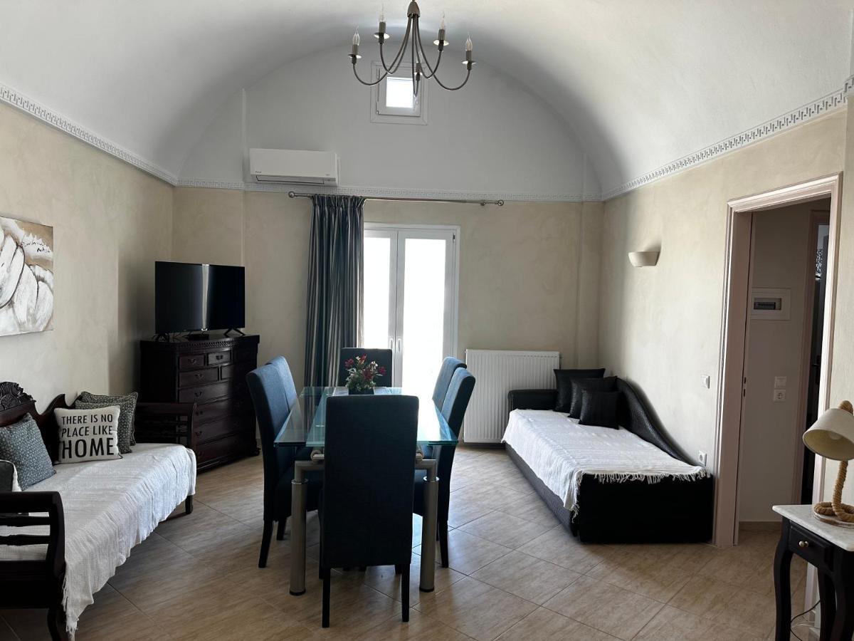 Veldi Art - Kamari Beach Apartment Fira  Eksteriør billede