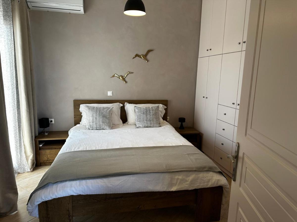 Veldi Art - Kamari Beach Apartment Fira  Eksteriør billede