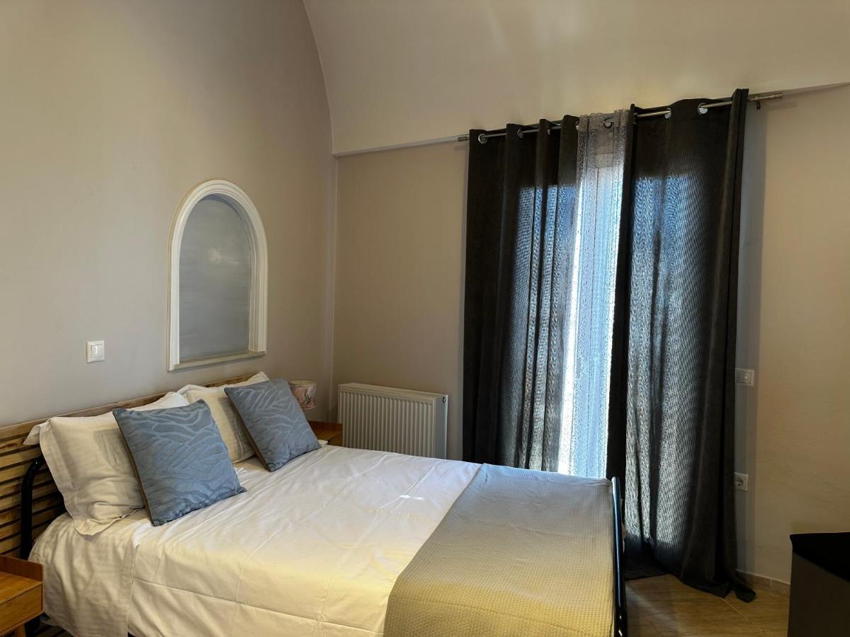 Veldi Art - Kamari Beach Apartment Fira  Eksteriør billede