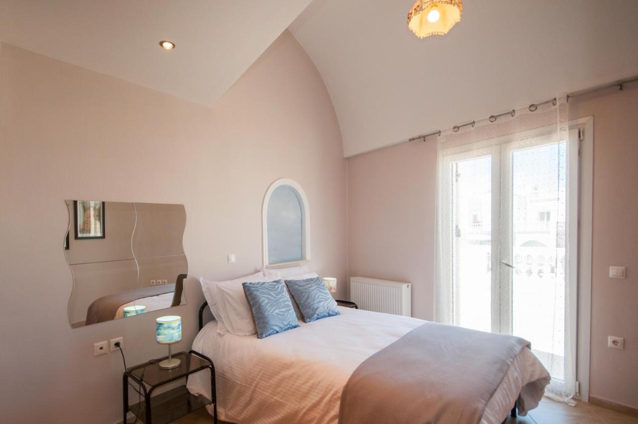 Veldi Art - Kamari Beach Apartment Fira  Eksteriør billede
