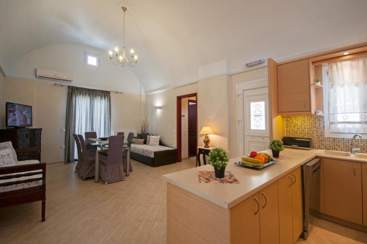 Veldi Art - Kamari Beach Apartment Fira  Eksteriør billede