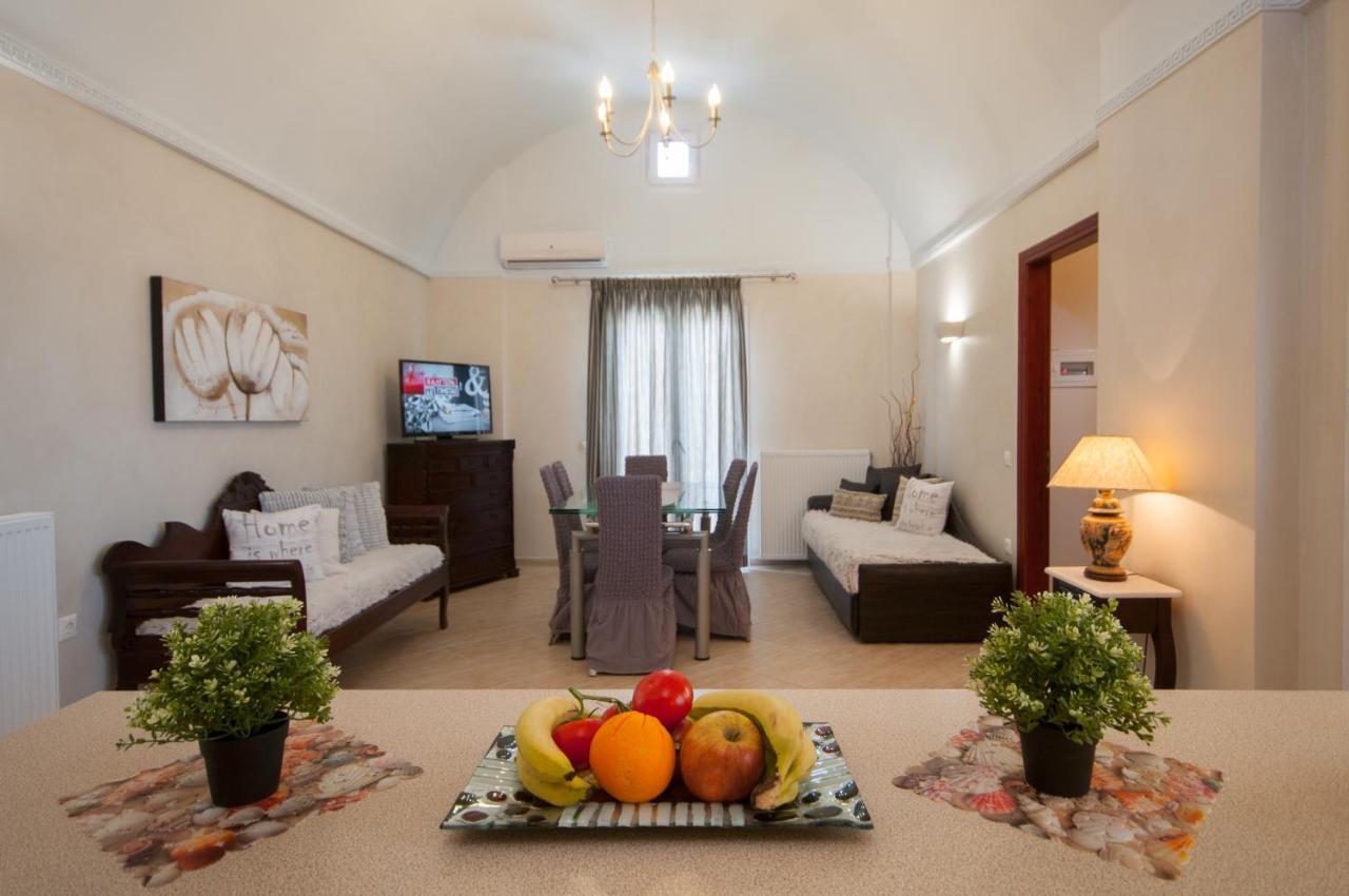 Veldi Art - Kamari Beach Apartment Fira  Eksteriør billede