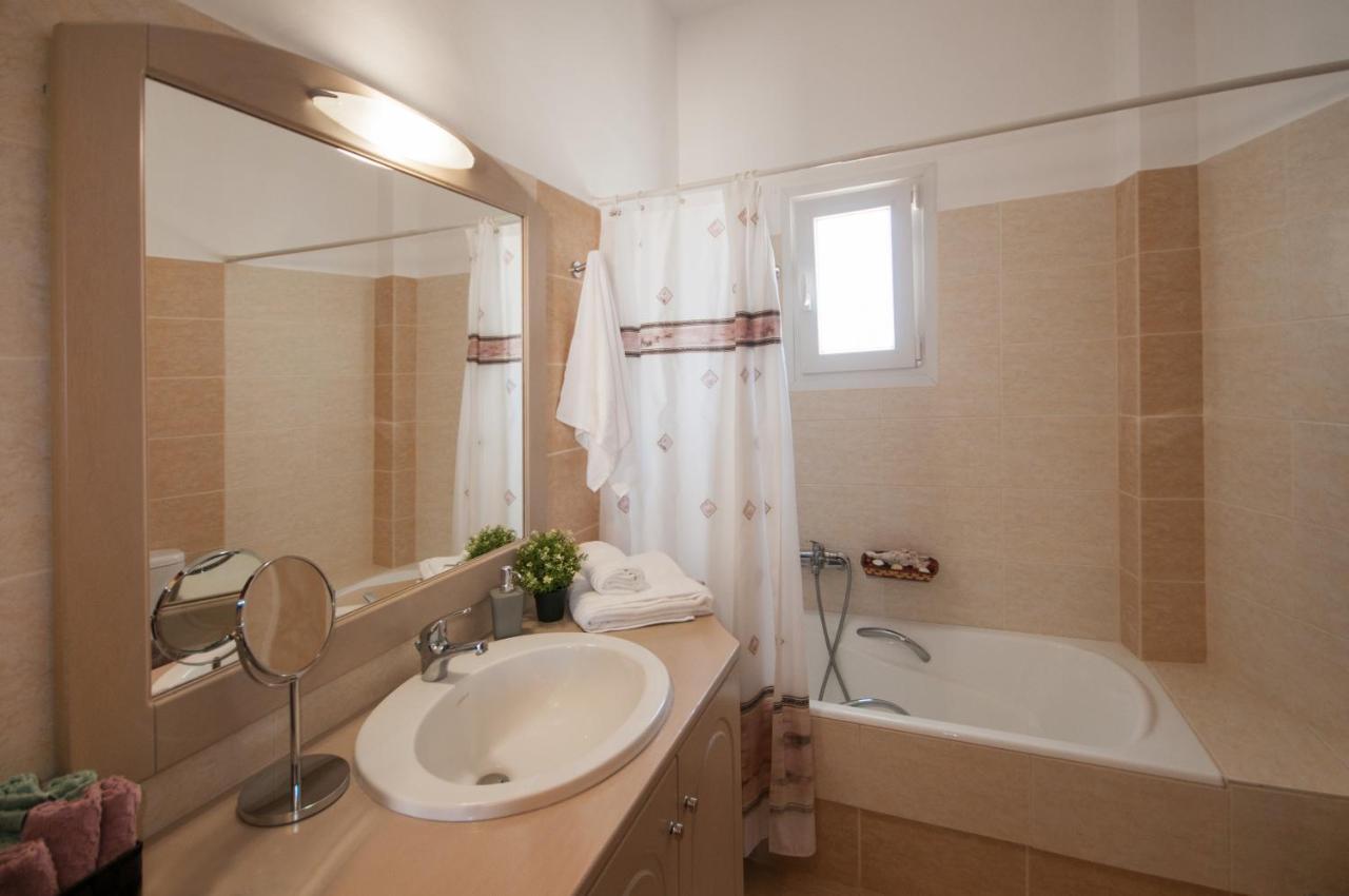 Veldi Art - Kamari Beach Apartment Fira  Eksteriør billede